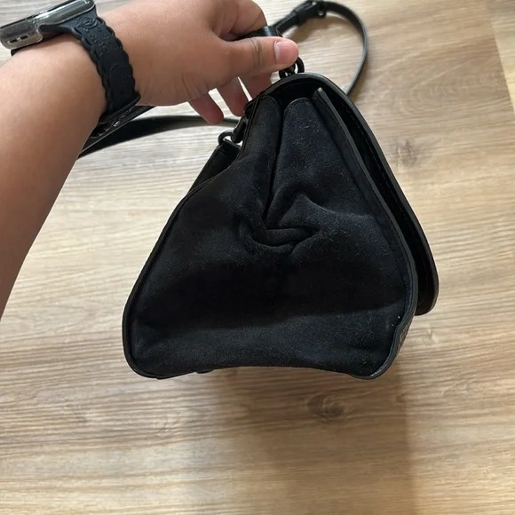 Coach Elegant Black Leather Shoulder Bag - Picture 5 of 16